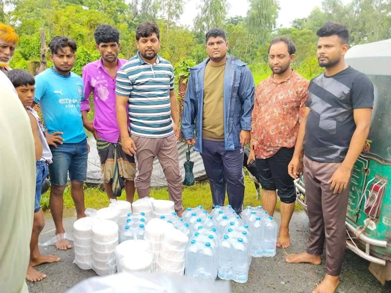 বাঁশখালীতে পানিবন্দী ২৫০ অসহায় মানুষের মুখে হাসি ফুটালেন ইকরাম উদ্দিন।