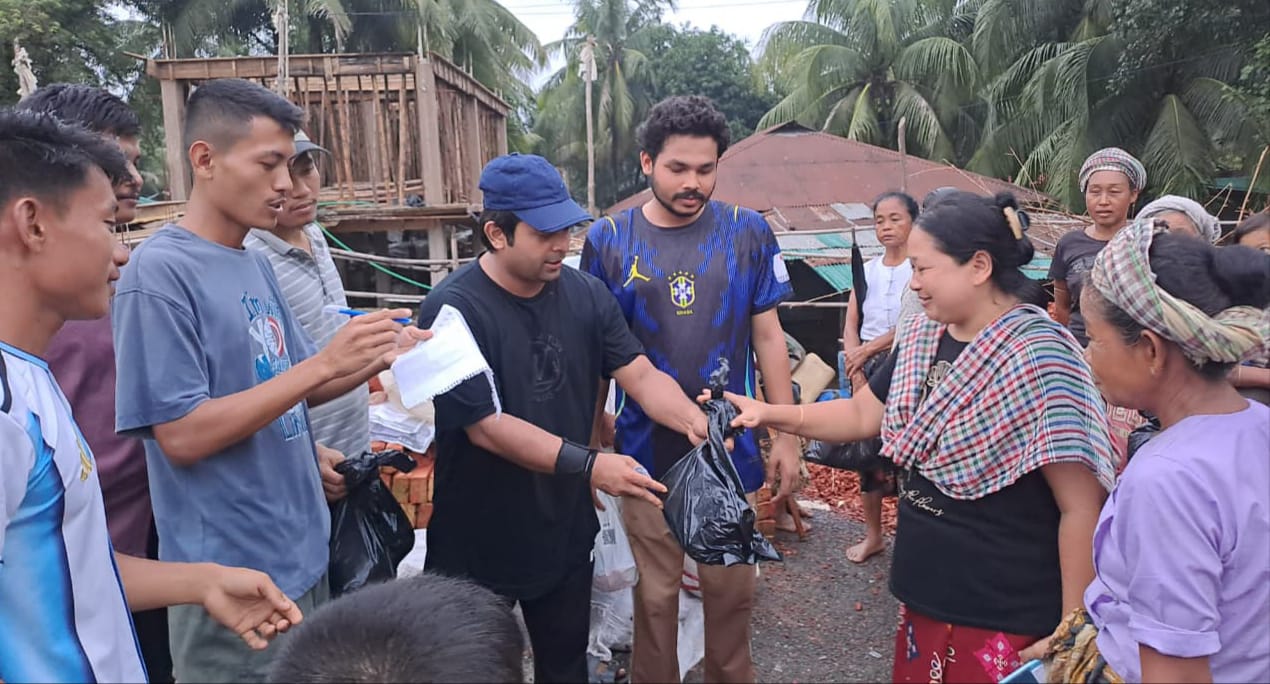জামছড়ির ক্রাইক্ষ্যং পাড়ায় বন্যাদুর্গতদের পাশে জহির’স ইংলিশ কেয়ার।