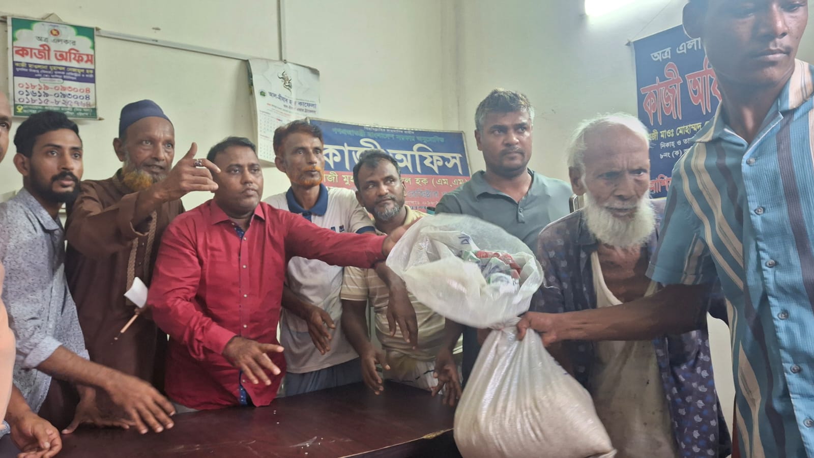 অসহায় ও দুঃস্থদের পাশে পটিয়া উপজেলা যুবদলের সদস্য সচিব অহিদুল আলম পিবলু।