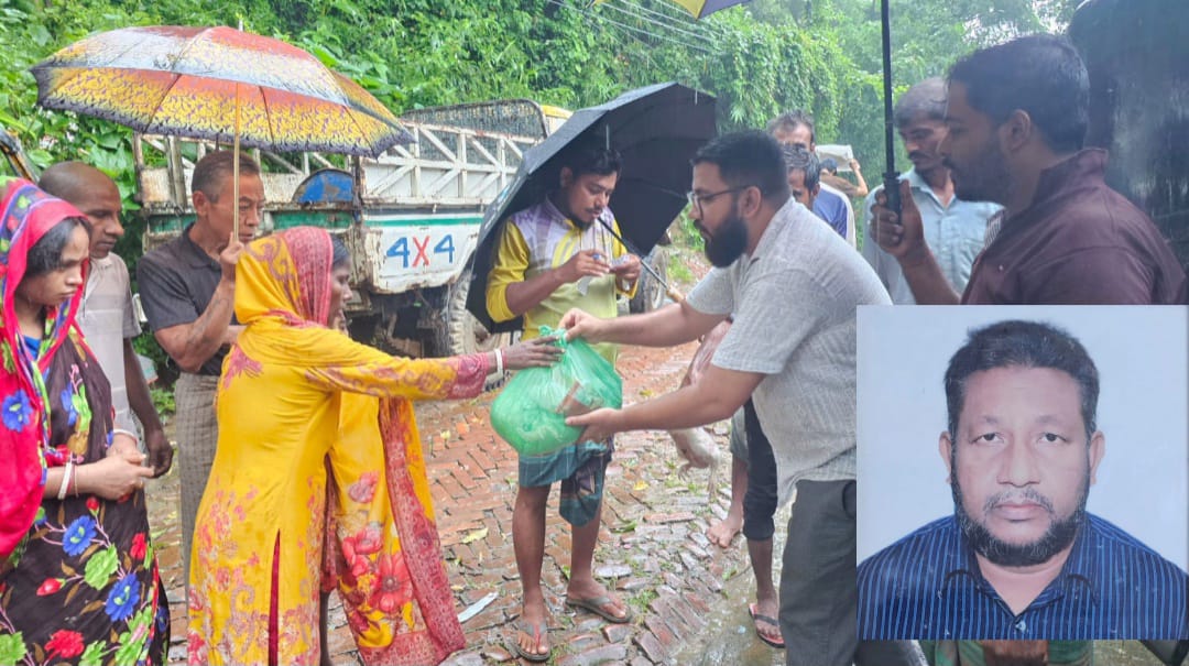 বান্দরবানের বন্যাদুর্গতদের পাশে মরহুম সামসুল আলম সৃতি ফাউন্ডেশনের কর্ণধার মনজুর আলম।
