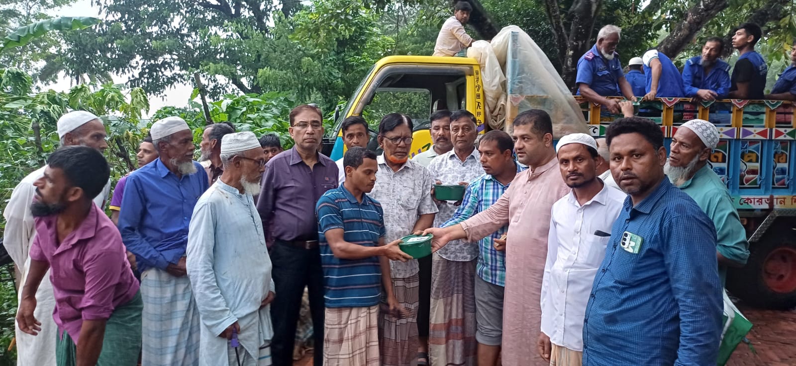 নিজস্ব অর্থায়নে ১নং পুকুরিয়া ইউনিয়নের বিভিন্ন ওয়ার্ডে বন্যার্তদের পাশে ইউপি চেয়ারম্যান, ত্রাণ সহায়তা বিতরণ।