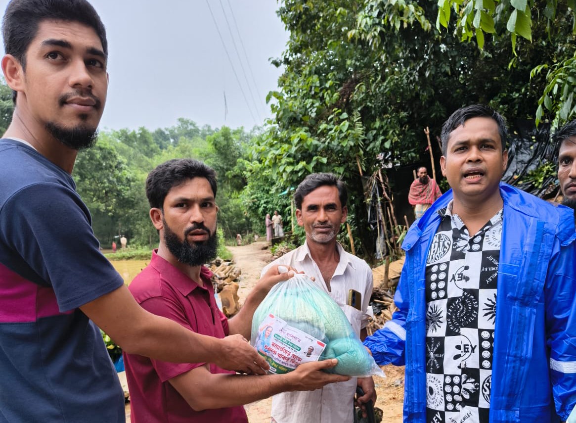 বাঁশখালী জলদী ৫নং ওয়ার্ডে বন্যাদুর্গতদের মাঝে ত্রাণ বিতরণ।