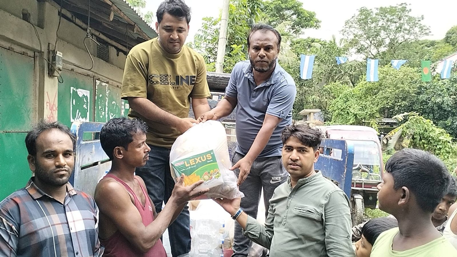 সাতকানিয়ার কেওঁচিয়া হেডমাস্টার পাড়ায় বনবাসীদের পাশে রুবেল: মানবিক সহায়তা বিতরণ।
