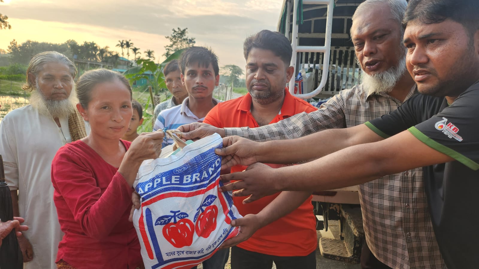 বান্দরবানে বন্যাদুর্গতদের পাশে পার্বত্য চট্টগ্রাম নাগরিক পরিষদের চেয়ারম্যান কাজী মুজিবুর রহমান।