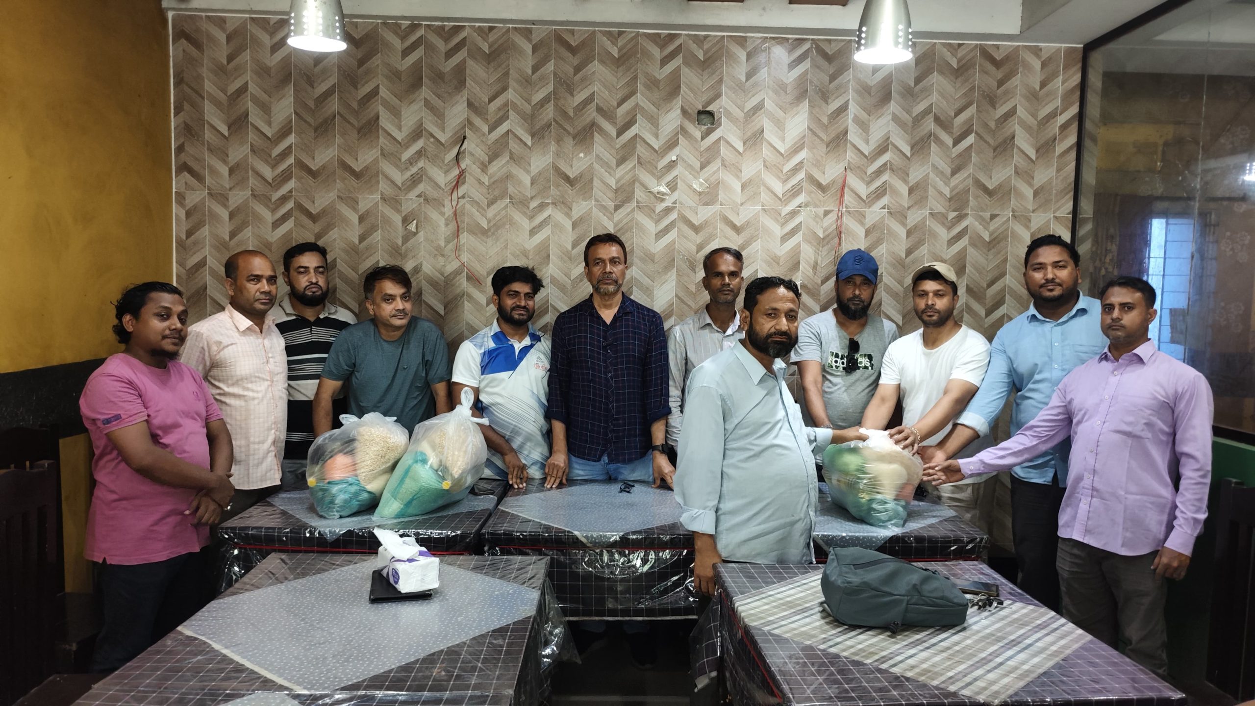 পটিয়ায় প্রেস ক্লাবের উদ্যােগে পত্রিকার হকারদের মাঝে খাদ্য সহায়তা বিতরণ।