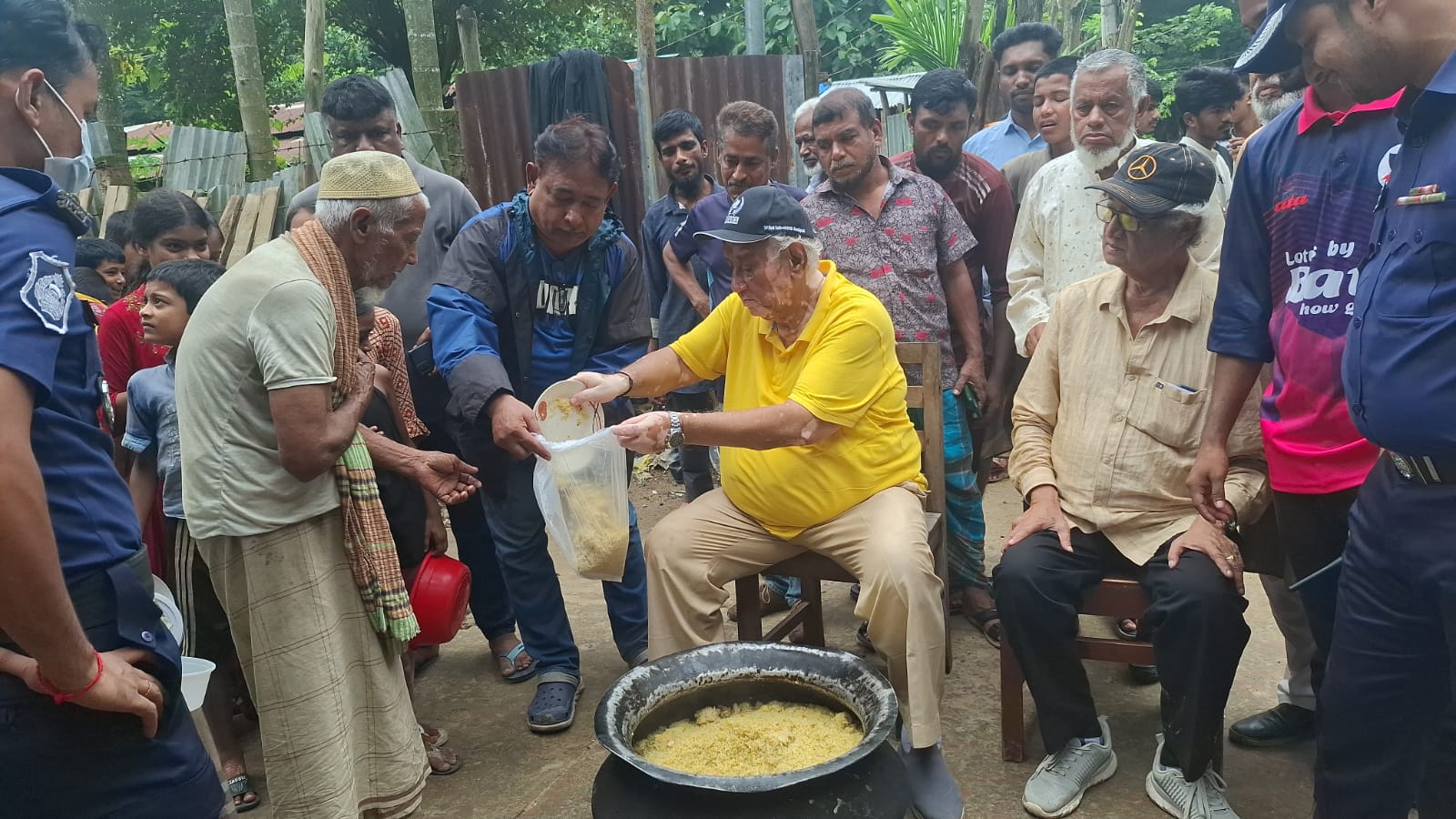 বান্দরবানে বন্যাদুর্গতদের পাশে রাজপুত্র সাচিং প্রু জেরী এমপি।