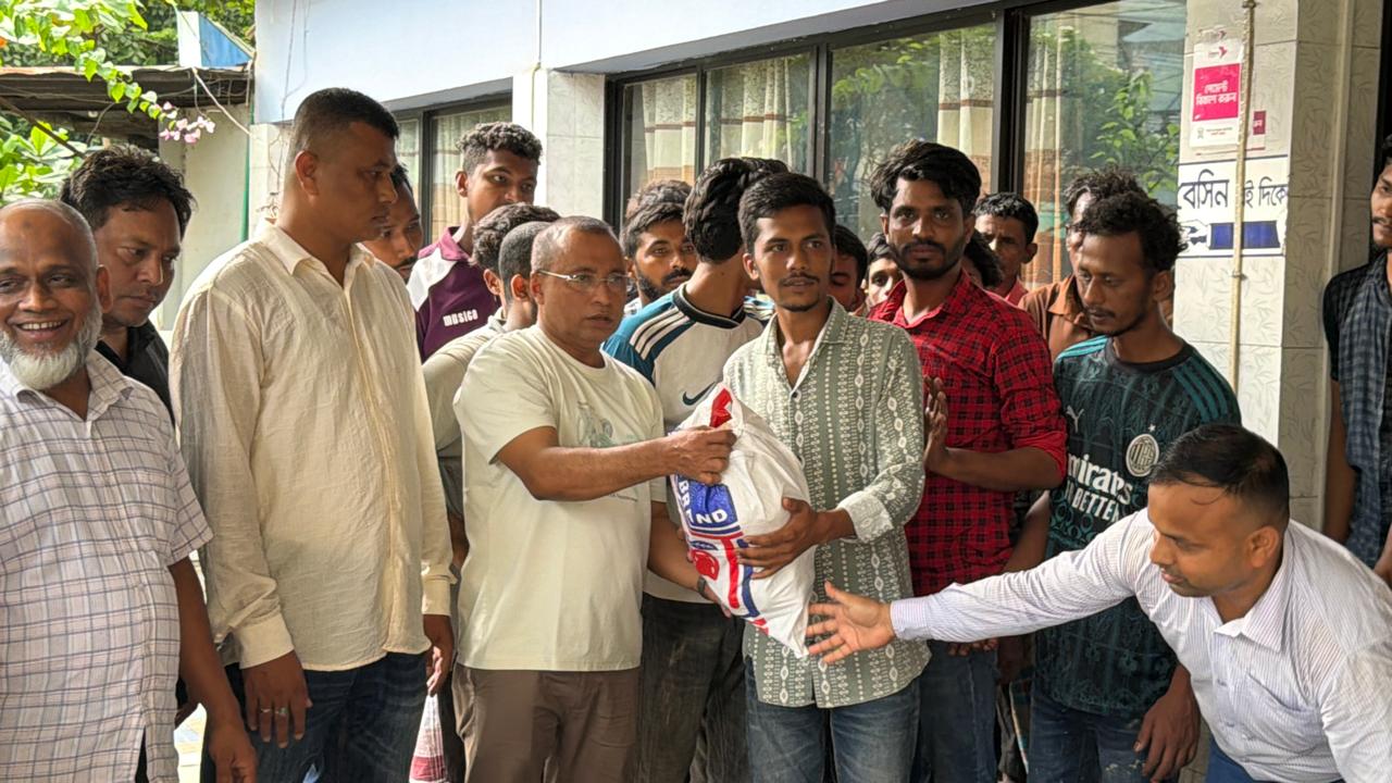 বান্দরবানে বন্যাদুর্গত মানুষের পাশে জেলা বিএনপির যুগ্ম আহ্বায়ক মশিউর রহমান মিটন।
