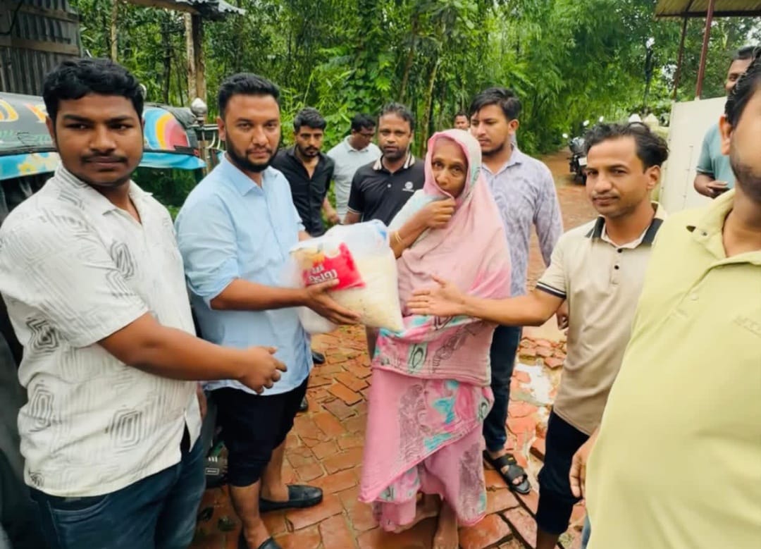 বন্যাদুর্গত মানুষের দুয়ারে ত্রাণ, নাজমুল মোস্তাফা আমিনের নির্দেশনায় সহায়তা পেল ১০০ পরিবার।