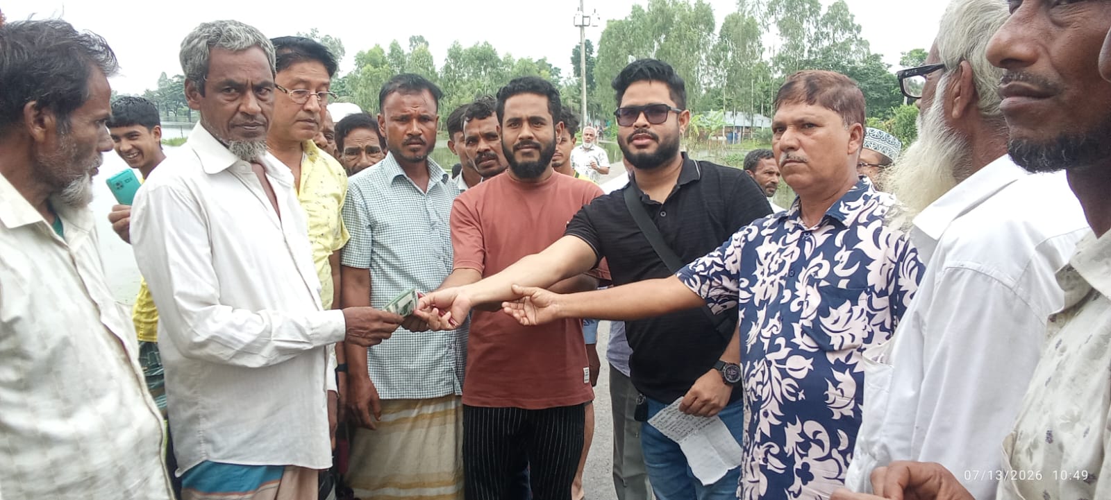 বাঁশখালীর খানখানাবাদে বিশিষ্ট ব্যবসায়ী ও সমাজসেবক নিজামুল হক সোহেলের পরিবারের উদ্যোগে অসহায় মানুষের মাঝে নগদ অর্থ সহায়তা প্রদান।