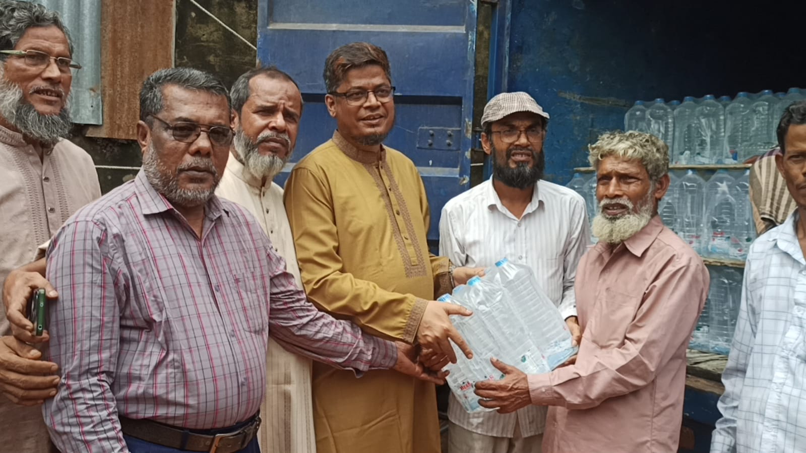 বাঁশখালীর বাহারছড়ায় ইঞ্জিনিয়ার মুনীর উদ্দিনের উদ্যোগে ১৫ শতাধিক বন্যাদুর্গত পরিবারের মাঝে ত্রাণ বিতরণ।