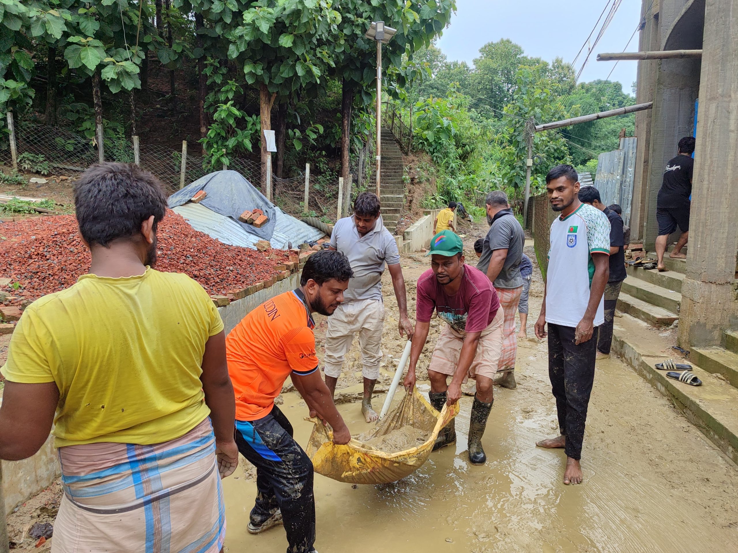 বালাঘাটায় বন্যা-পরবর্তী জনসচেতনতামূলক পরিচ্ছন্নতা অভিযান অনুষ্ঠিত।