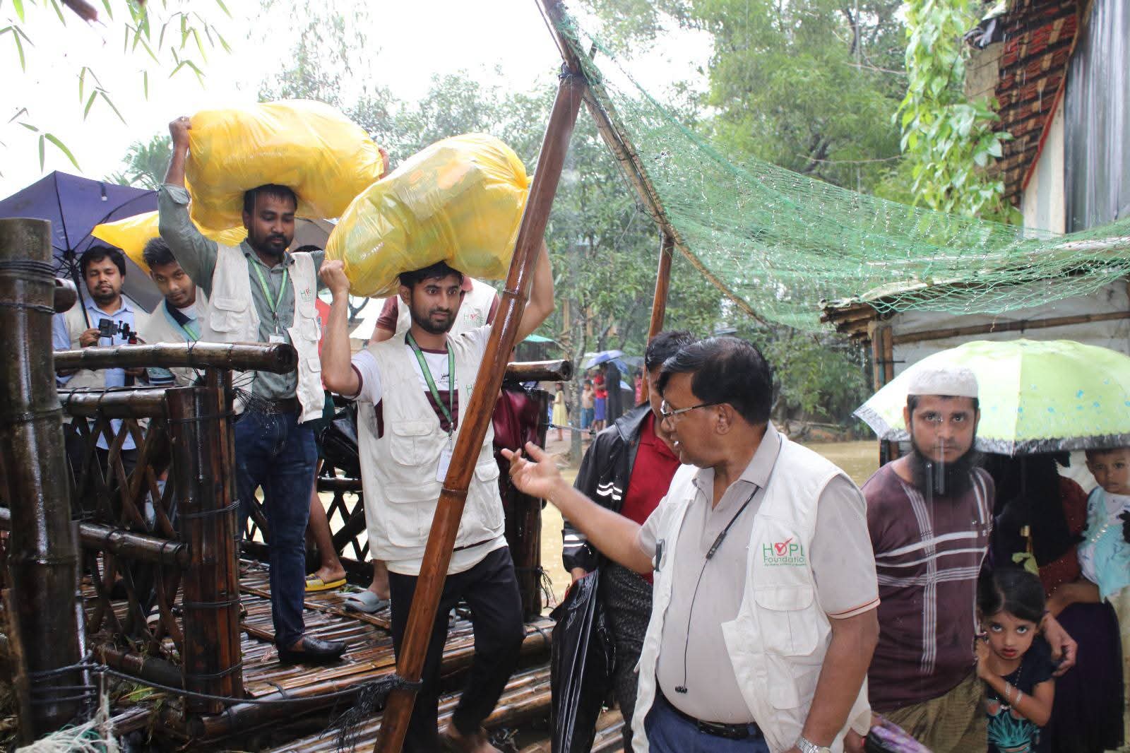 হোপ ফাউন্ডেশনের উদ্যোগে বন্যার্তদের মাঝে খাদ্য সামগ্রী বিতরণ।