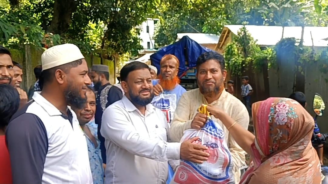 বান্দরবানে বন্যাদুর্গত ২৫০ পরিবারের পাশে বিশিষ্ট সমাজসেবক ও সাবেক কাউন্সিলর মো. আলী।