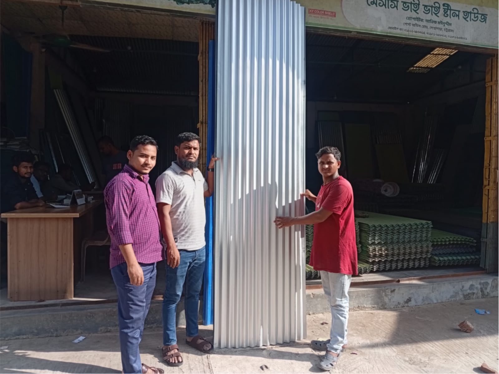 লোহাগাড়ায় বন্যাদুর্গত পরিবারের পাশে যুবদল নেতা এম.এ.মোরশেদ আলম : বিতরণ করলেন ঢেউটিন।