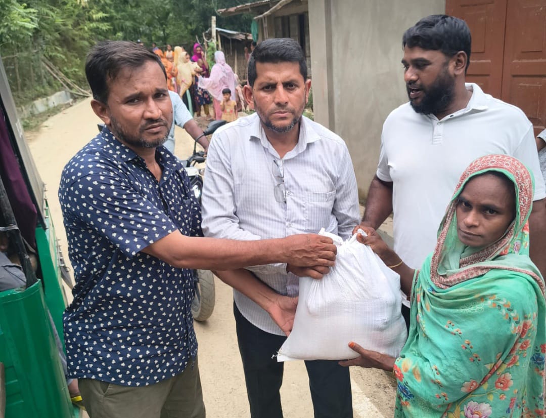 বান্দরবানে বন্যাদুর্গতদের পাশে বিএনপির নেতা সরোয়ার জামাল।