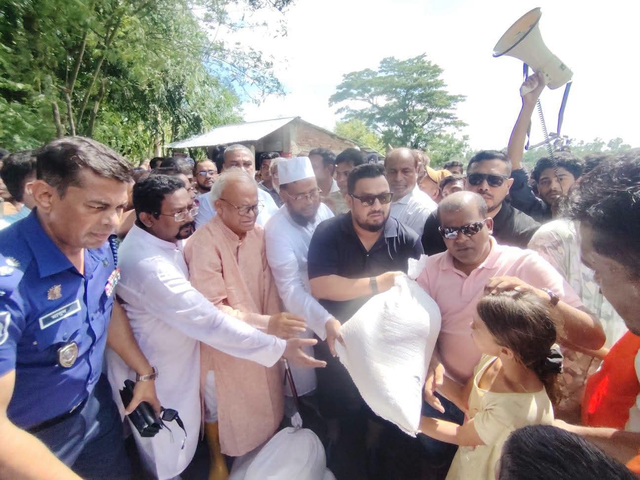 বাঁশখালীর বন্যাকবলিত এলাকা পরিদর্শন ও ত্রাণ বিতরণ করলেন প্রধানমন্ত্রীর উপদেষ্টা রুহুল কবির রিজভী, সঙ্গে ভূমি প্রতিমন্ত্রী মীর হেলাল।