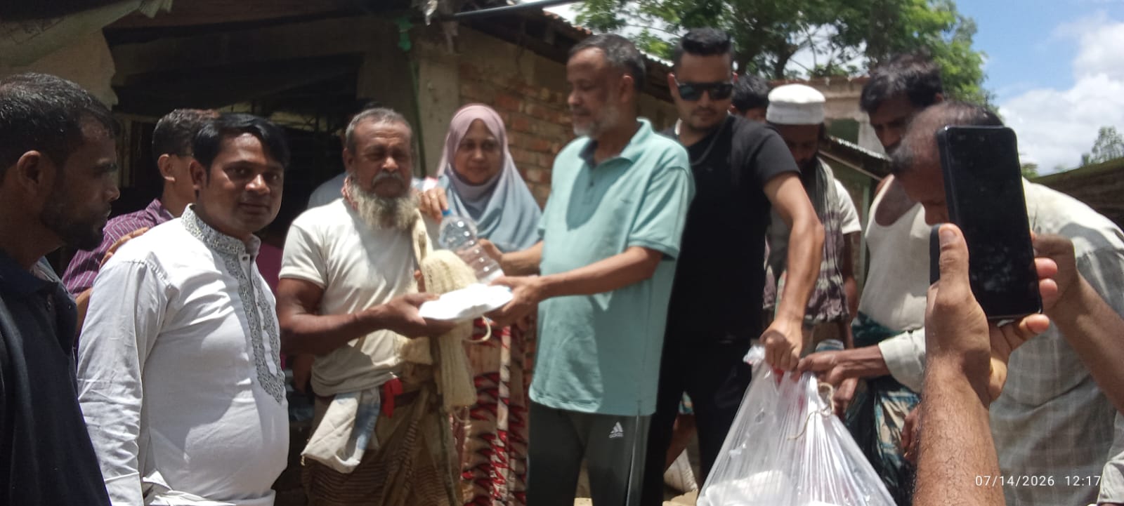 কোমরসমান পানিতে নেমে বন্যার্তদের মাঝে খাদ্যসামগ্রী বিতরণ করলেন ধলই ইউনিয়ন চেয়ারম্যান আলহাজ্ব আবুল মনছুর।
