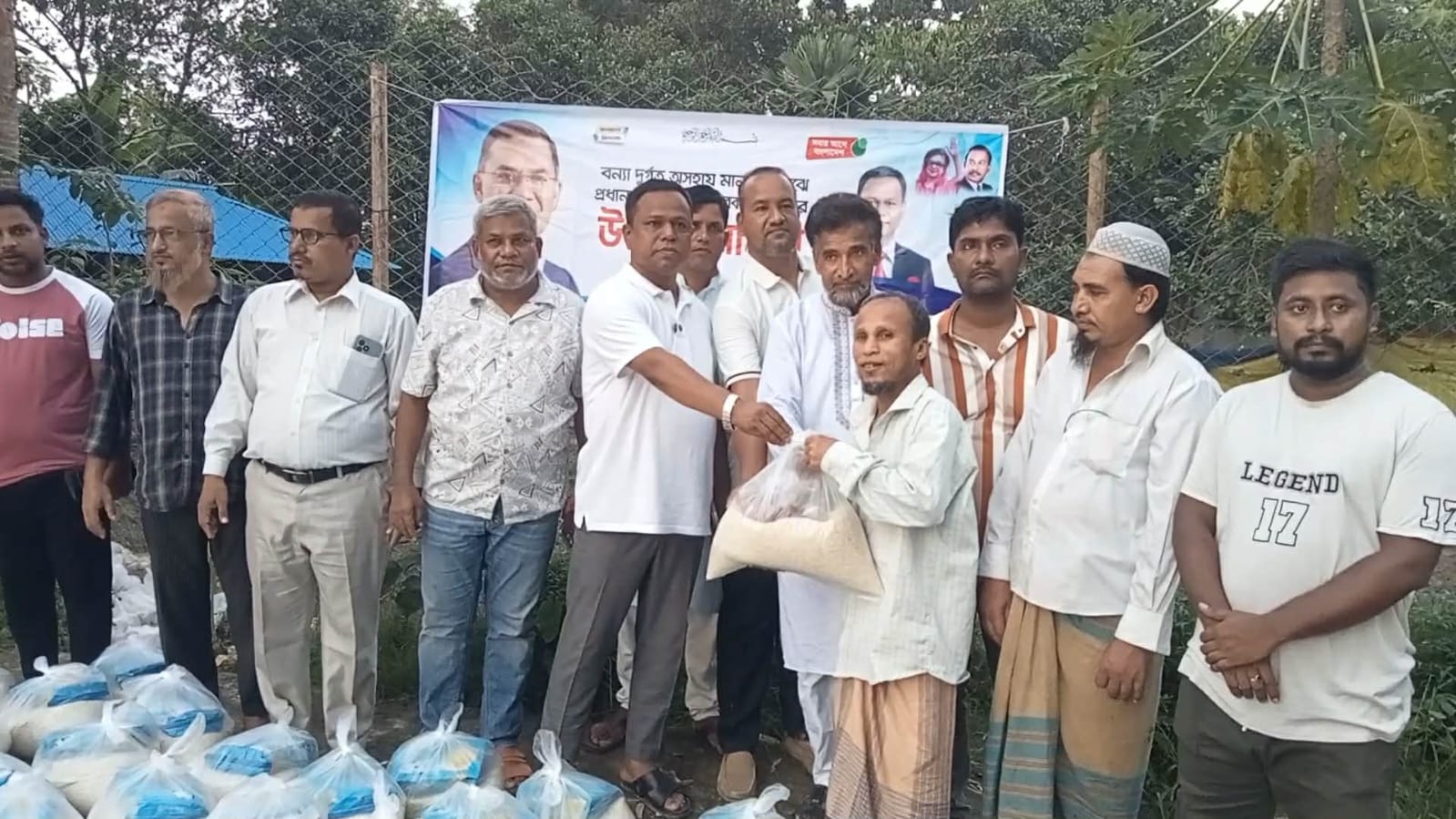 সাতকানিয়ায় বন্যার্তদের মাঝে মুজিব চেয়ারম্যানের ত্রাণ বিতরণ।