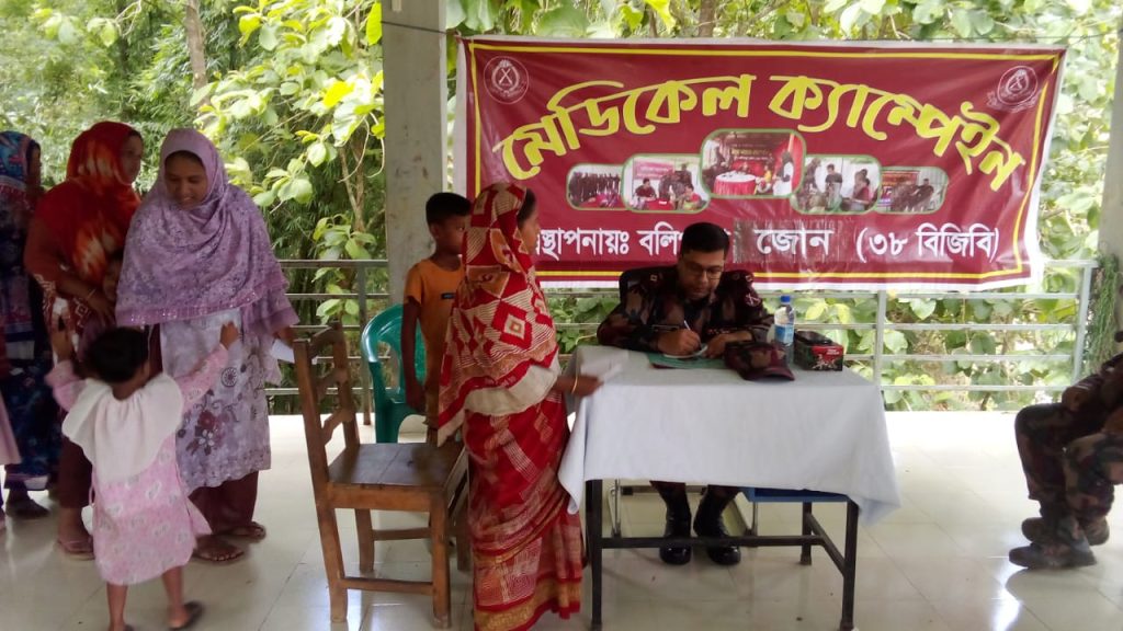 বন্যাদুর্গত মানুষের বিনামূল্যে চিকিৎসাসেবা ও ঔষধ বিতরণ করেছে ৩৮ বিজিবি।