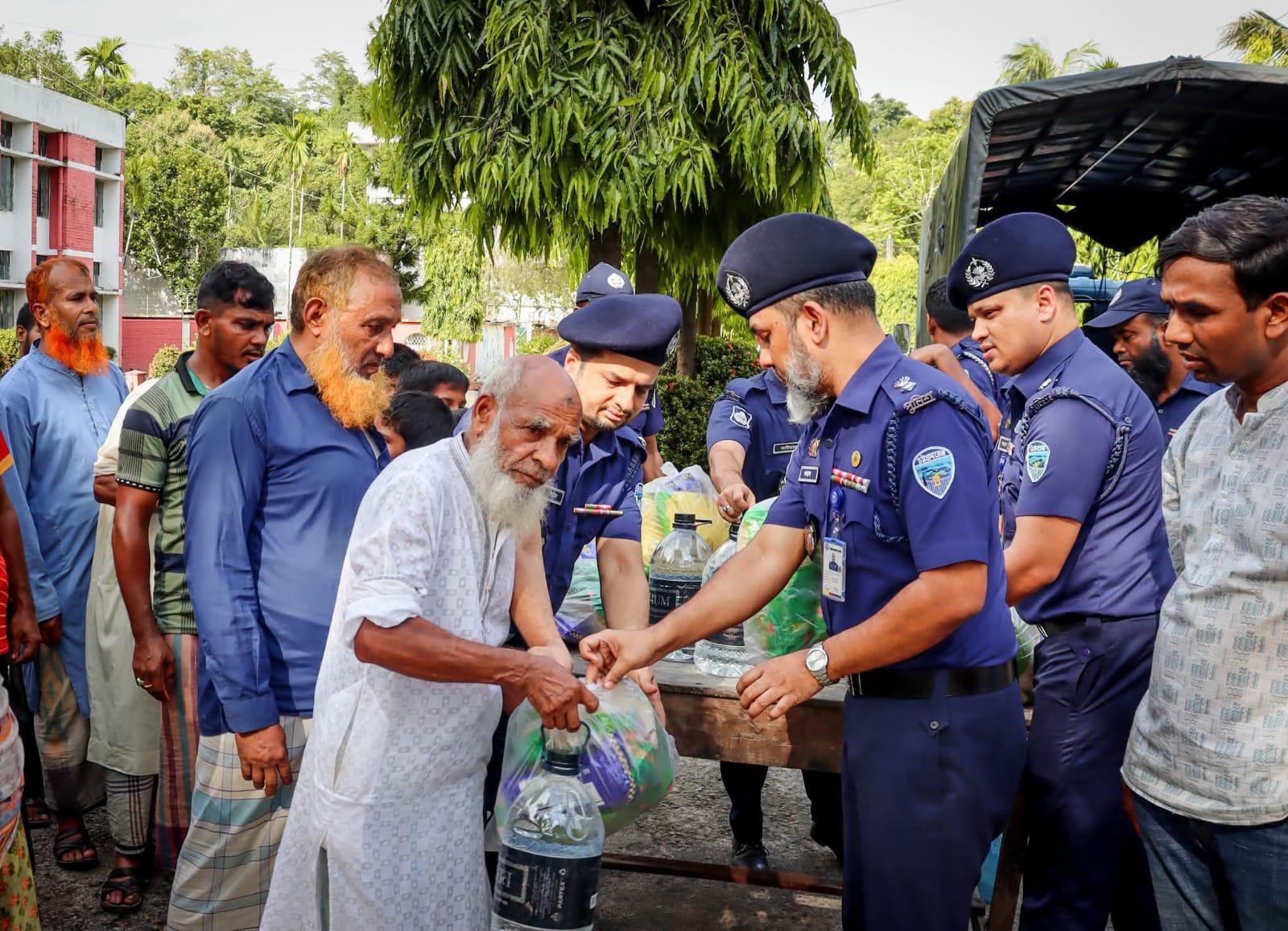 বন্যা দুর্গত মানুষের মাঝে বান্দরবান পার্বত্য জেলা পুলিশের ত্রাণ বিতরণ।