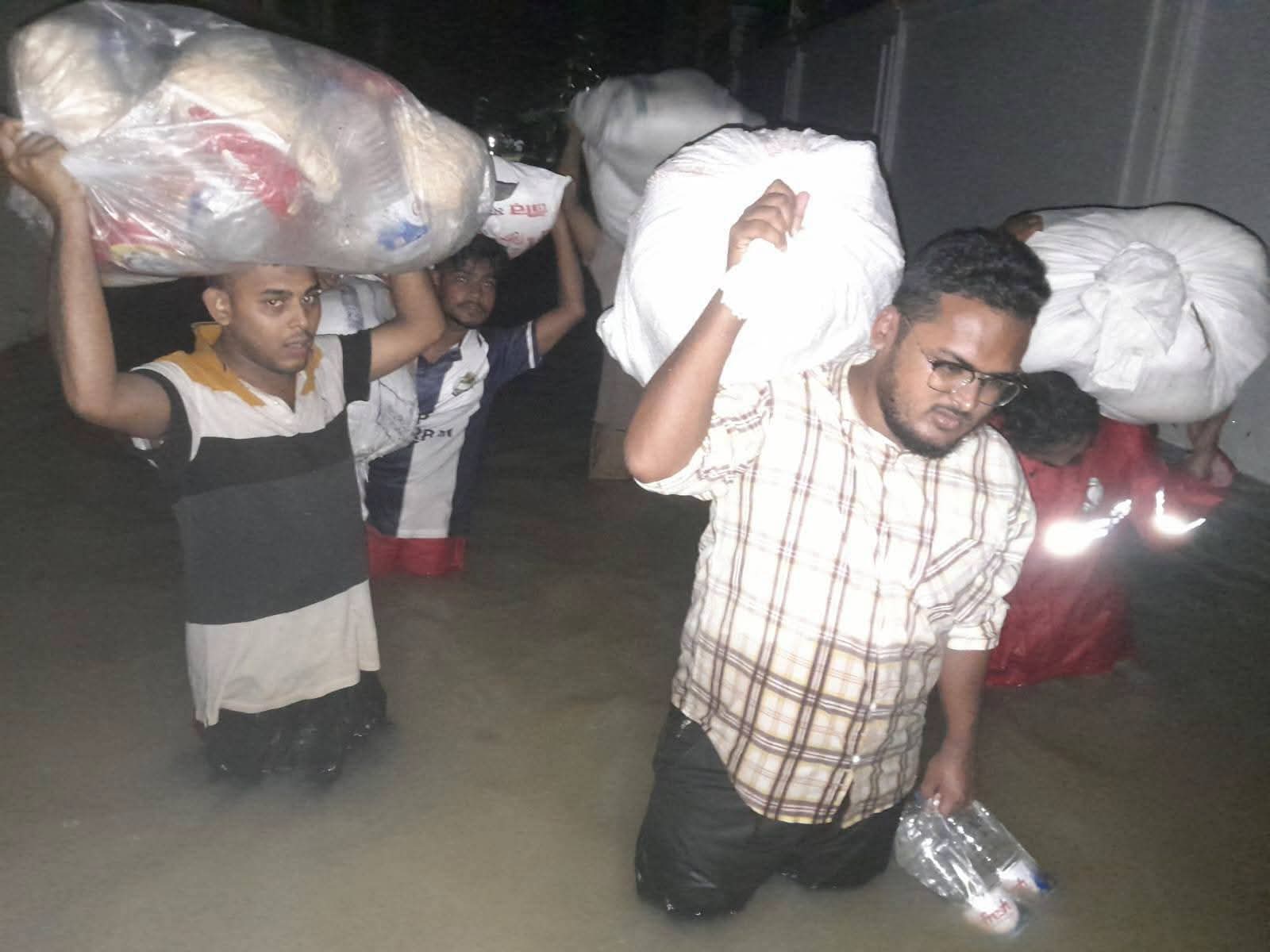 বান্দরবানে বন্যা মোকাবিলায় মানবিকতার এক উজ্জ্বল নাম আসিফ ইকবাল।