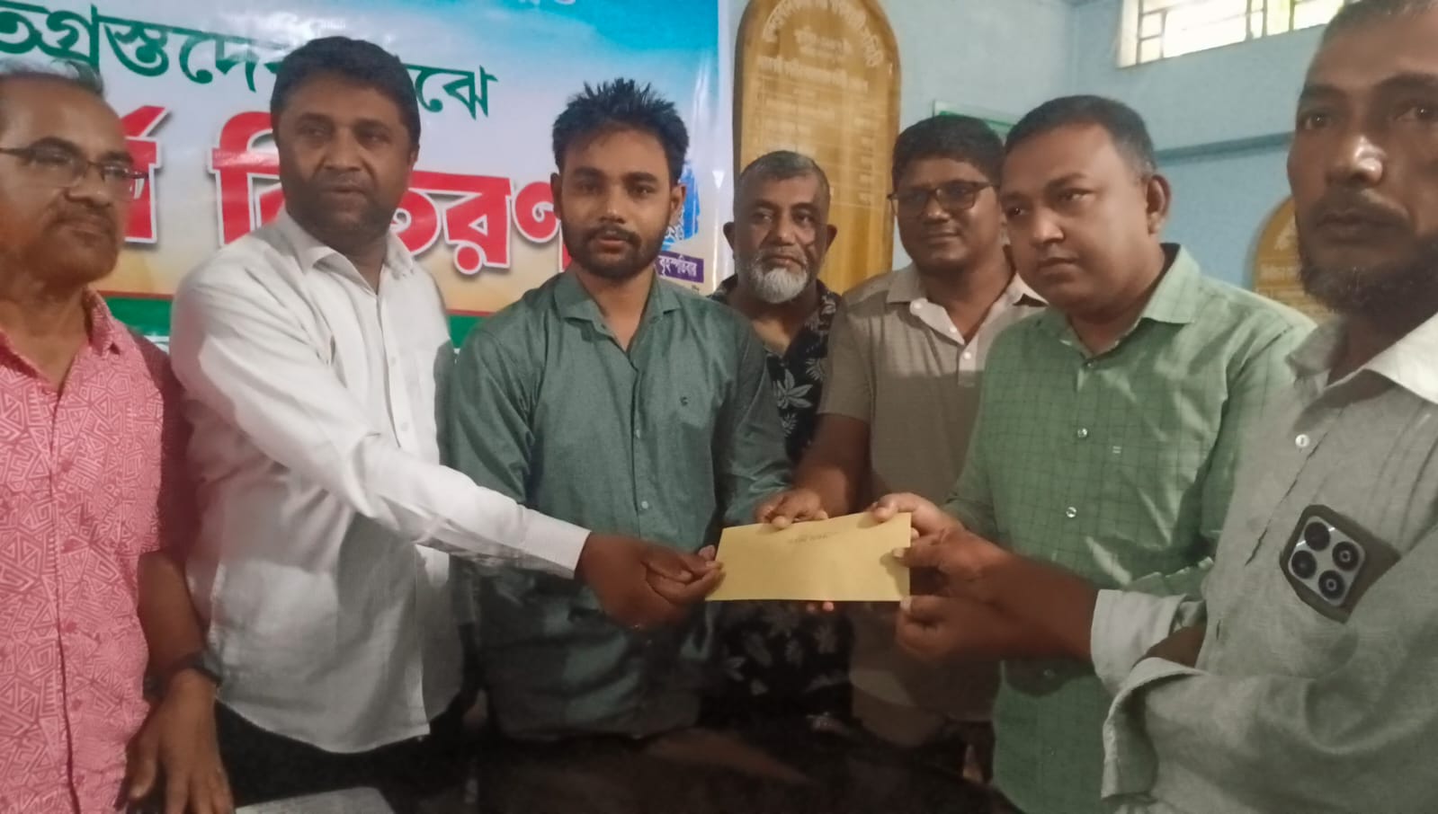বান্দরবানে বন্যায় ক্ষতিগ্রস্ত ৩০০ শ্রমিক ও অসহায় মানুষের পাশে কাঠ ব্যবসায়ী সমিতি।