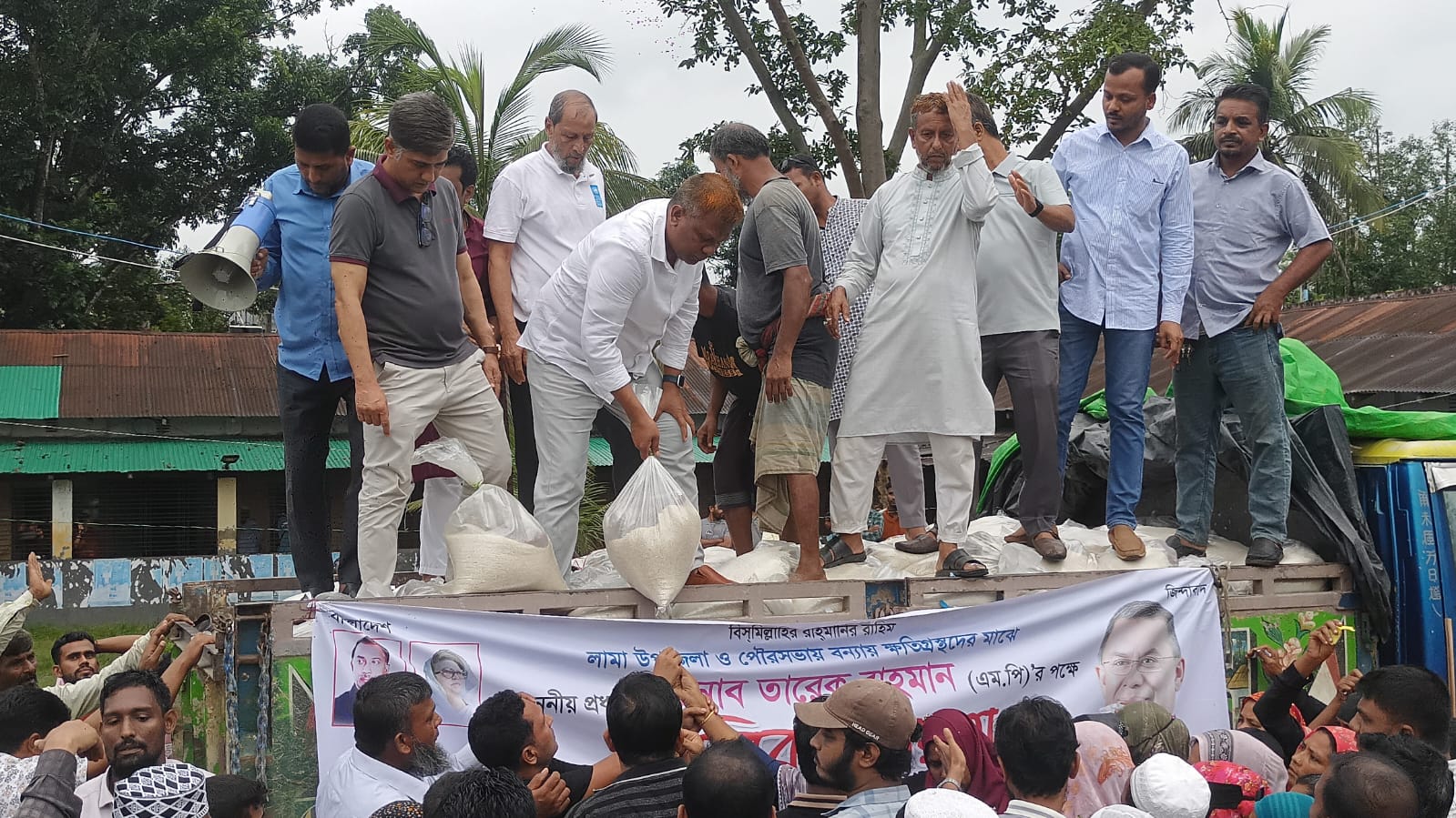 লামায় মাননীয় প্রধানমন্ত্রী পক্ষে বন্যার্ত ও ক্ষতিগ্রস্ত ১০০০ পরিবারে মাঝে ত্রাণ বিতরণ: জাবেদ রেজা।