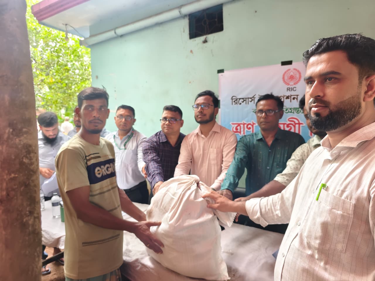 বাঁশখালীর গুনাগরী শাখায় রিকের উদ্যোগে বন্যার্ত ৩০০ পরিবারের মাঝে ত্রাণ বিতরণ।
