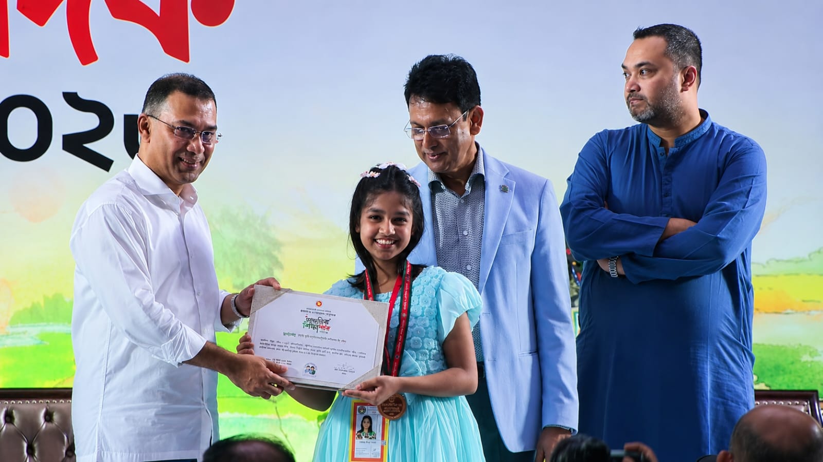 সখিপুরের অনয়া সরকার লোকগীতিতে দেশসেরা – প্রধানমন্ত্রীর হাত থেকে স্বর্ণপদক গ্রহণ।