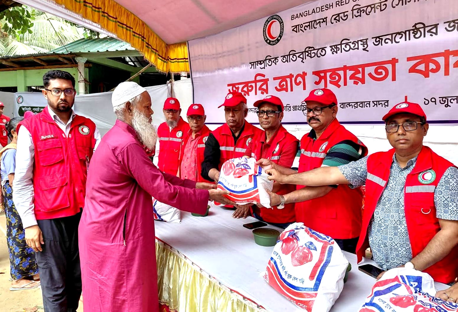 বান্দরবানে রেড ক্রিসেন্ট সোসাইটির ত্রাণ কার্যক্রম: দুর্গতদের মাঝে স্বস্তি।
