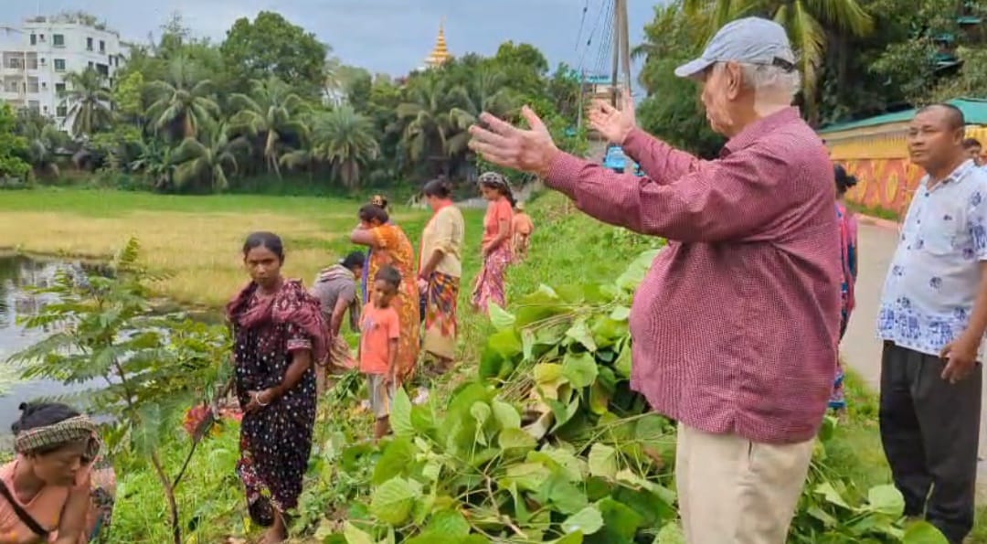 প্রধানমন্ত্রীর আহ্বানে বান্দরবানে পরিচ্ছন্নতা অভিযান: পুকুর পরিষ্কার করলেন এমপি সাচিং প্রু জেরী।