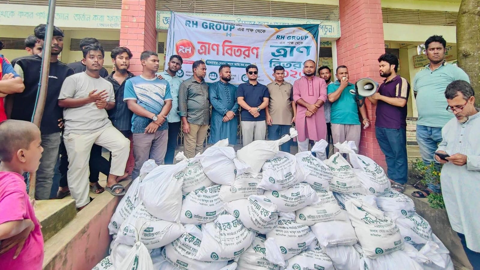 সাতকানিয়ায় বন্যাদুর্গত ৫ শতাধিক পরিবারের পাশে রাবিয়া হক ফাউন্ডেশন।