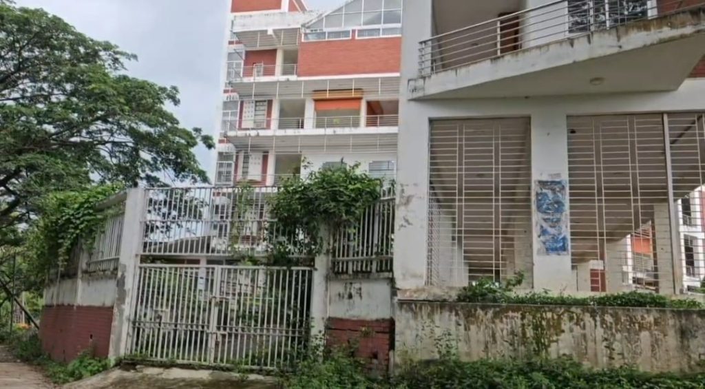 বান্দরবানে অকেজো জয়িতা ভবন: স্বপ্ন পূরণ না হওয়ায় হতাশ নারী উদ্যোক্তারা।