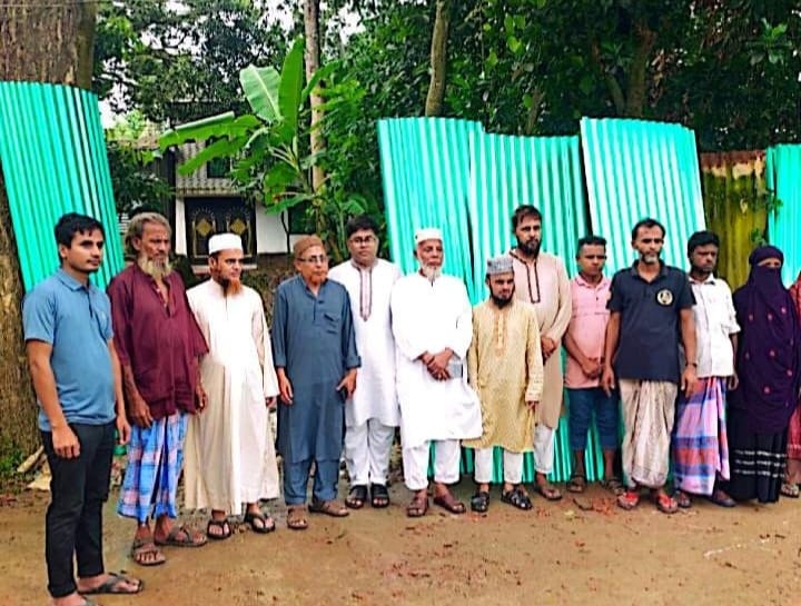 জুলাইয়ের ভয়াবহ বন্যায় ক্ষতিগ্রস্ত ১৬ পরিবারের পাশে চেচুরিয়া সি.ও. সাহেব বাড়ী, বিতরণ করা হলো ২২ বান সবুজ ঢেউ টিন।