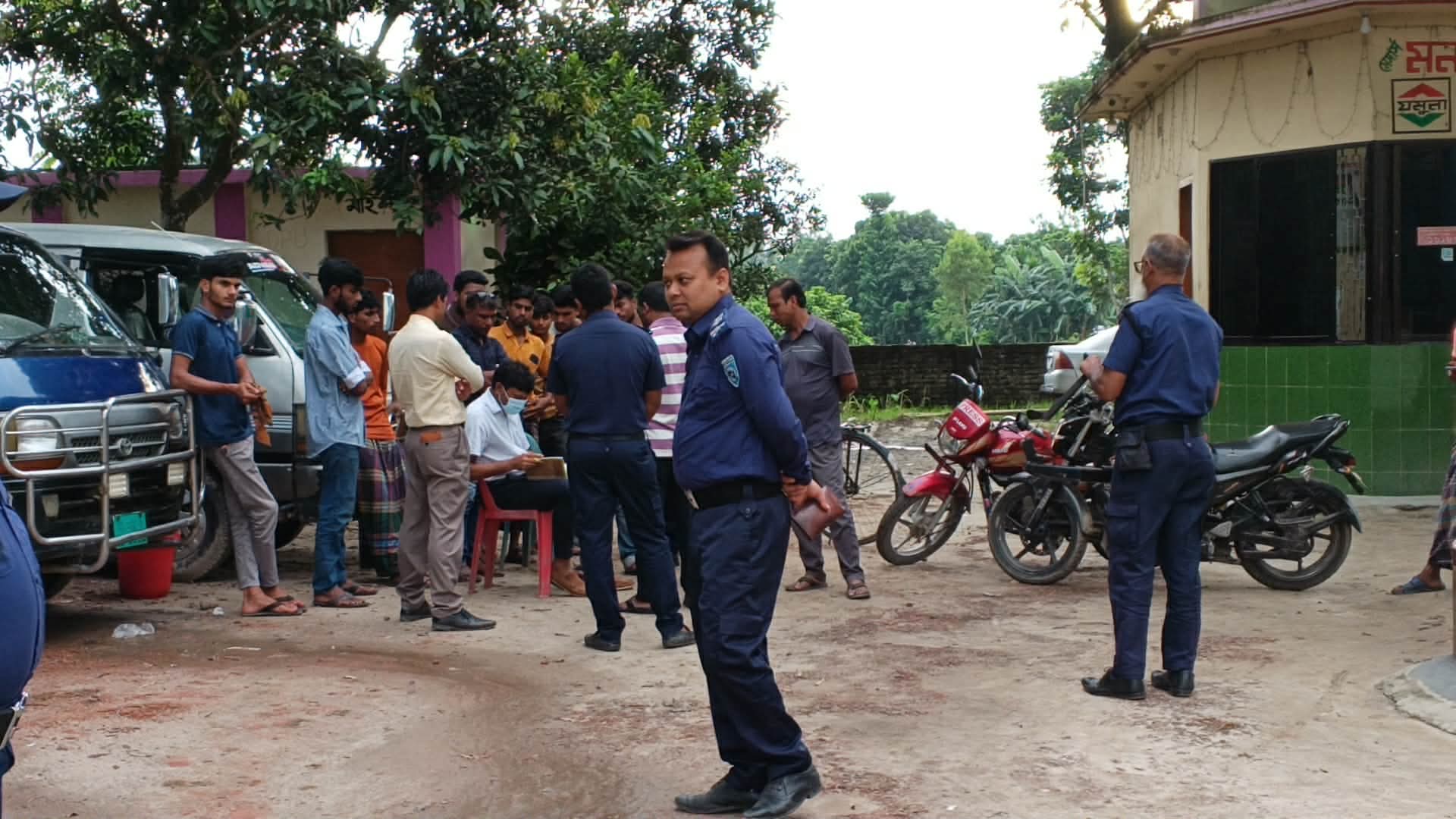 রুহিয়ায় ভোক্তা অধিকারের অভিযানে পেট্রোল পাম্প’কে ৮ হাজার টাকা জরিমানা।