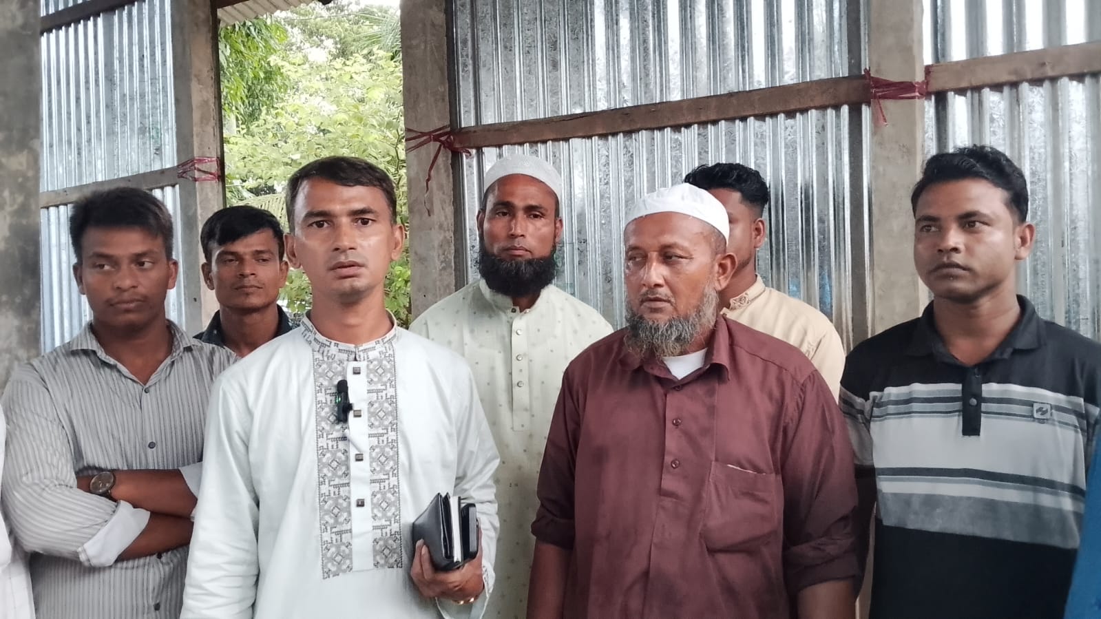 বাঁশখালীতে বন্যাদুর্গত ১০০ পরিবারের জন্য ঘর নির্মাণ উদ্যোগ: আস্করিয়া পাড়া পরিদর্শনে যুবদল নেতা জয়নাল আবেদীন।