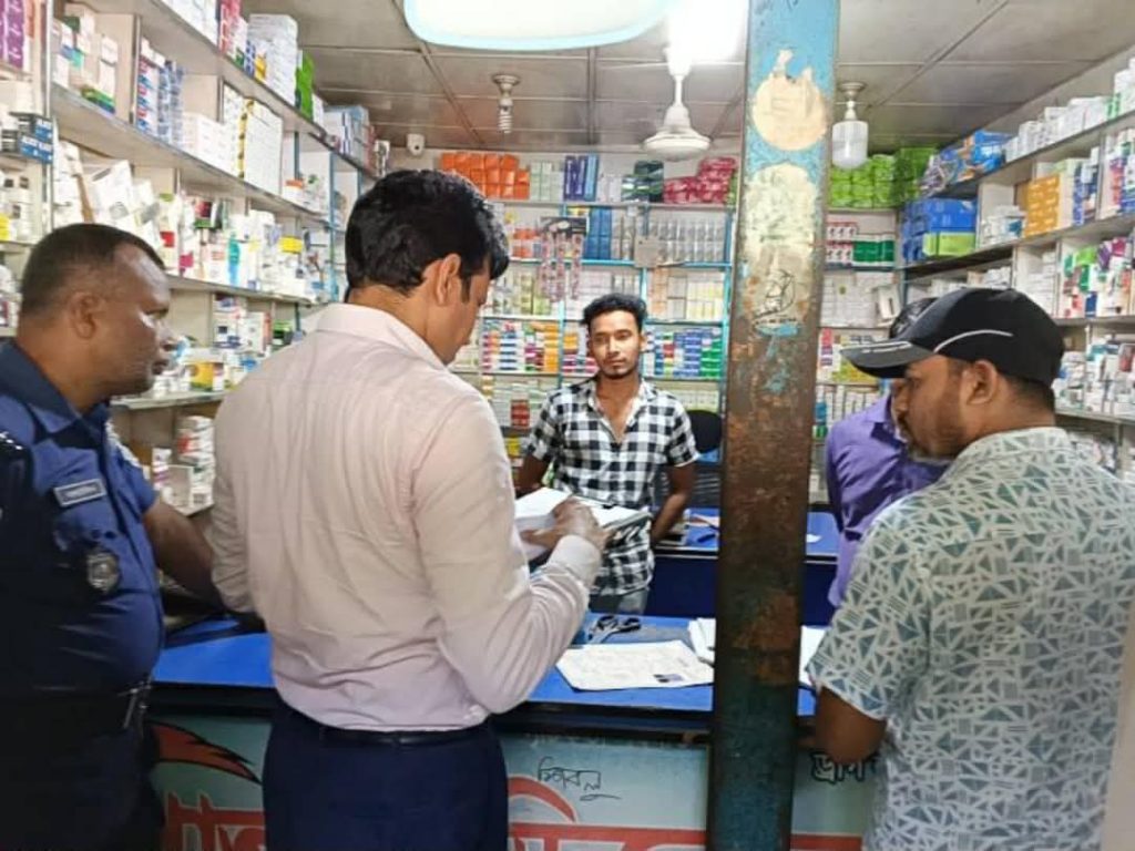 রুহিয়ায় ঔষধ ব্যবসায়ীকে ৪ হাজার টাকা জরিমানা।
