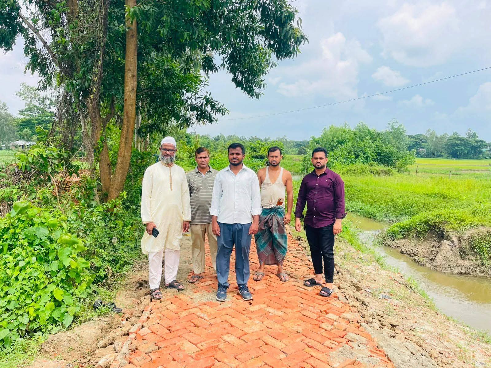 বন্যায় ক্ষতিগ্রস্ত দক্ষিণ ঢেমশা সংযোগ সড়ক সংস্কার করলেন ভারপ্রাপ্ত চেয়ারম্যান আবু তাহের।