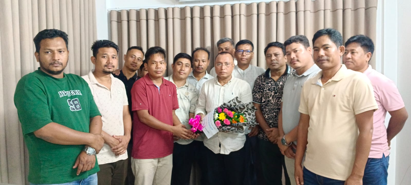 বান্দরবান জেলা পরিষদের সদস্য মশিউর রহমান মিটনকে পাহাড়ি যানবাহন শ্রমিক কল্যাণ সমিতির ফুলের শুভেচ্ছা