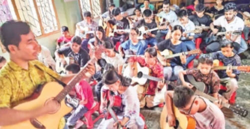 বান্দরবানে বেশ জনপ্রিয় হয়ে উঠেছে গিটার স্কুল