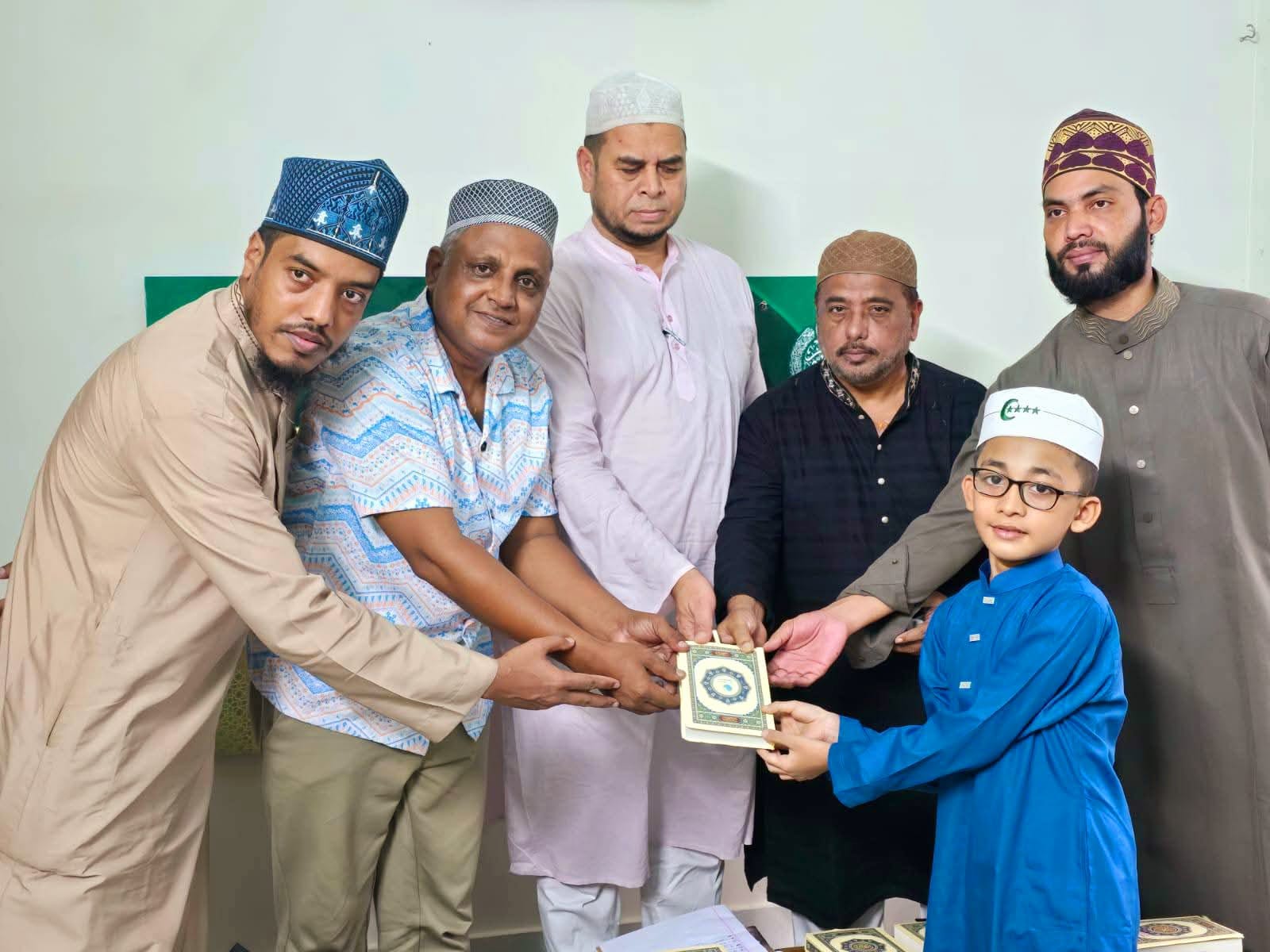 কুরআনের আলো ছড়াতে মনির আহমদ ফাউন্ডেশনের মহতী উদ্যোগ শিক্ষার্থীদের হাতে পবিত্র কোরআন তুলে দিলেন অতিথিরা