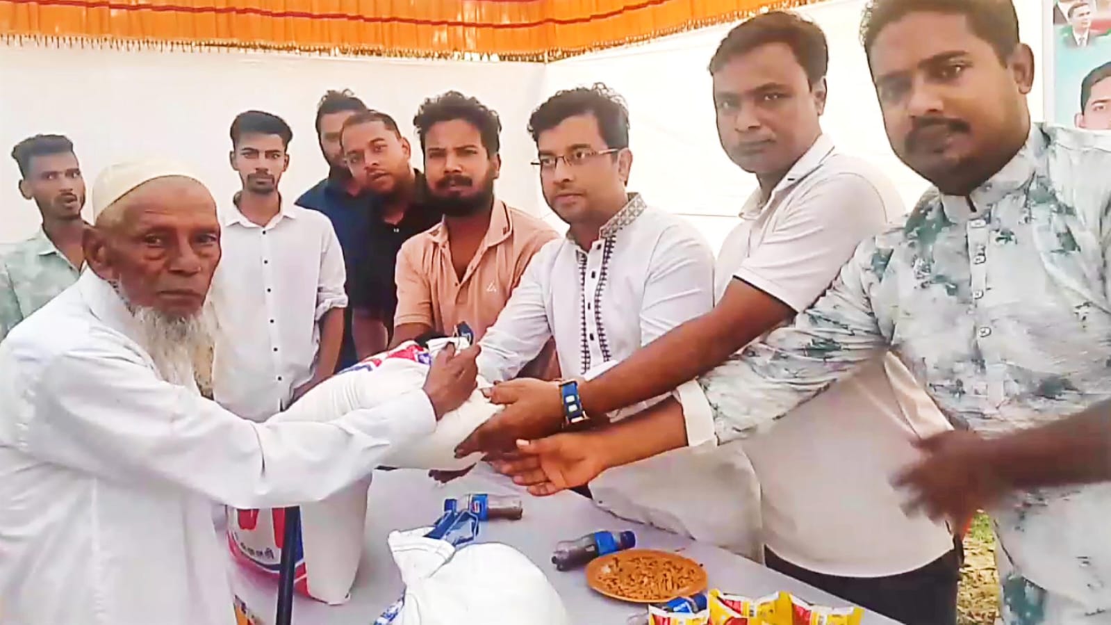 এ জে খাঁন ফাউন্ডেশনের চেয়ারম্যান আসিফ খাঁন সবুজের অর্থায়নে চাল বিতরণ