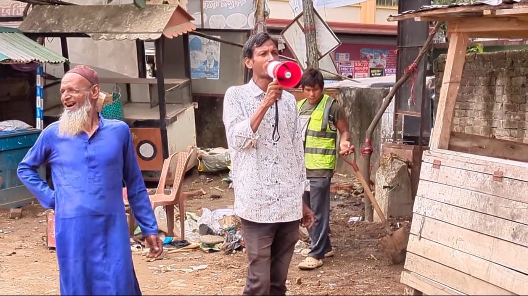 বান্দরবান শহরের ঐতিহ্যবাহী ‘রাজার মাঠ’ দখলমুক্ত করতে পৌরসভার উচ্ছেদ অভিযান