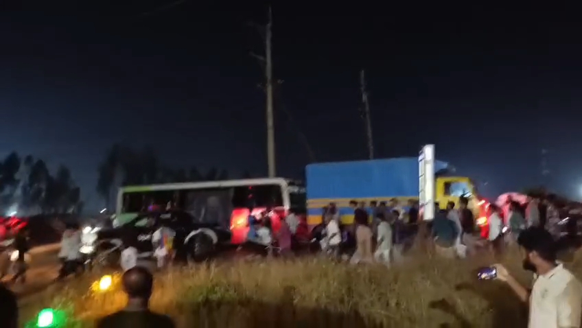 সাতকানিয়ায় পুলিশের গাড়িতে হামলা ও ভাঙচুর: মামলা দায়ের, গ্রেফতার ৪